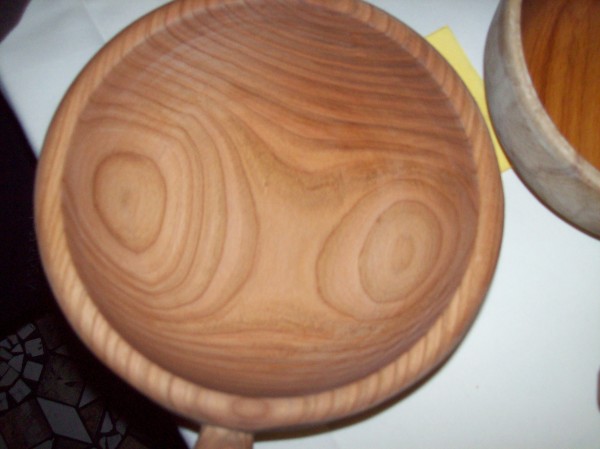 Wichtiges Eqipment, eine Holzschüssel aus schön gemasertem Holz. Diese Schüssel ist aus einem Holzstück gefertigt, der Stiel wurde nicht  nachträglich angebracht!