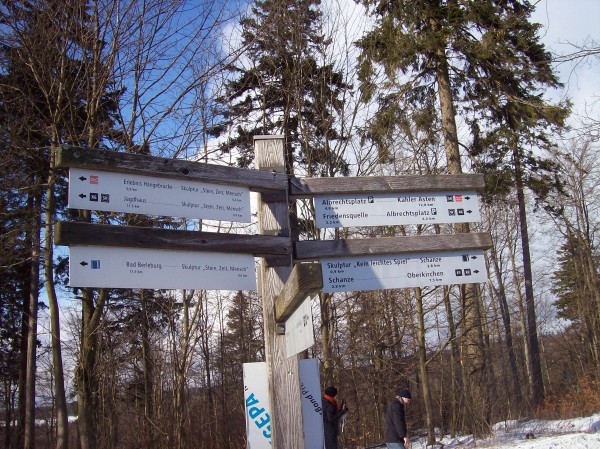 Ein Wegweiser, denn hier kreuzen sich der Rothaarsteig und der 22 km lange WaldSkulpturenweg Wittgenstein-Sauerland, der die Stadt Bad Berleburg mit Schmallenberg verbindet!