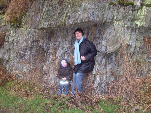 Karin Steinhoff und Maximilian suchten Schutz vor der Nässe unter einem kleinen Felsvorsprung!