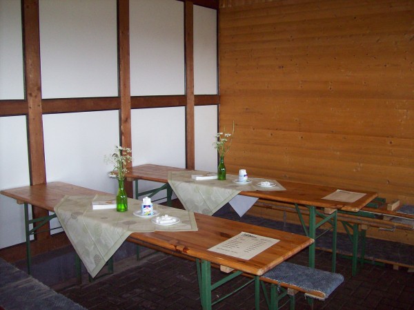 Die liebevoll dekorierten Tische in der Grillhütte Christianseck