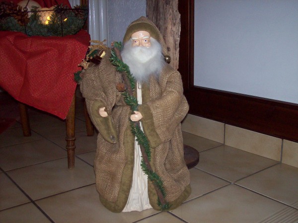Vom Nikolaus wurden die Gäste gleich am Eingang empfangen, er gehörte zur liebevollen Weihnachtsdekoration