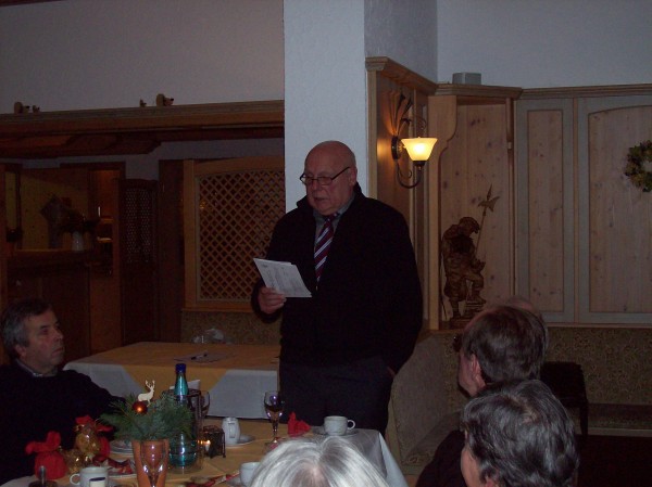 Karl-Friedrich Hild der Begrüßung der Gäste und Verlesung der Botschaft des Nikolauses, ein wenig schumrig - wie es sich  zur Weihnachtszeit gehört