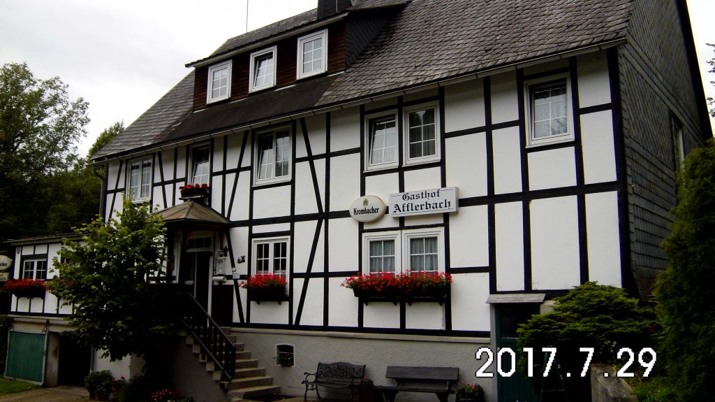 Angekommen in Zinse im historischen Gasthof Afflerbach, in dem Frau Bald und Tochter mit süßen und deftigen Köstlichkeiten verwöhnten