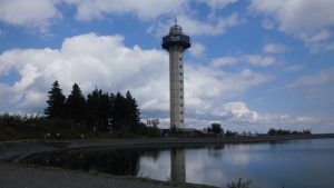 Der Restaurantturm mit Löschwasserteich