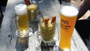 Kurioses, Erbsensuppe mit Würstchen im Bierglas, ein nette Idee