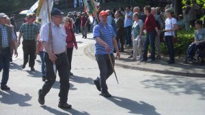 Stellvertretend Andreas Saßmannshausen mit der Wimpel-Sammlung der SGV-Abteilung Bad Berleburg 