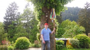 Andreas Saßmannshausen mit dem Wimpel-Baum, einige historische Schätze weist dieser auf